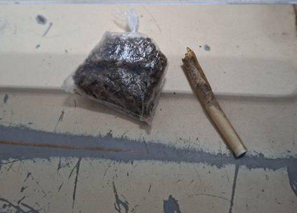 Jovem é detido por suspeita de tráfico de drogas após abordagem policial no Centro de Guanambi.