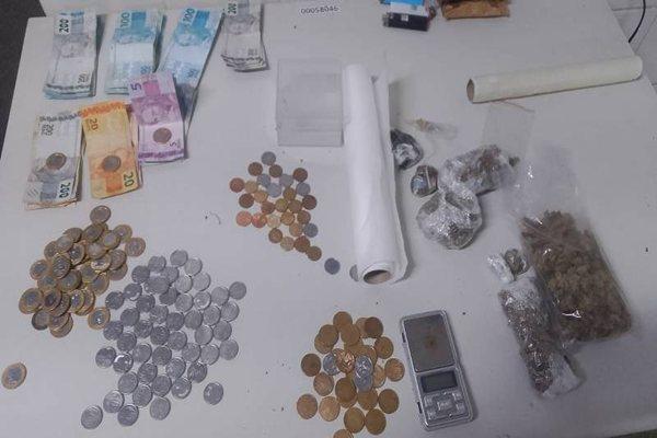 Jovem é preso com drogas após tentar fugir de blitz da PM durante operação em Guanambi.