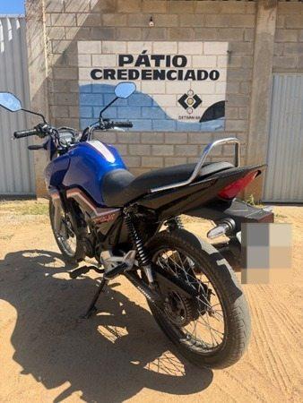 Mais uma motocicleta com restrição judicial é apreendida pela PM durante fiscalização em Guanambi.
