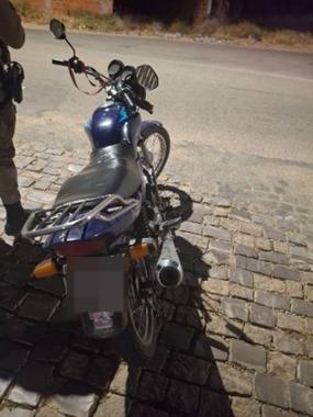 Motocicleta com irregularidades é apreendida durante operação da PM em Guanambi.