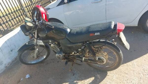 Motocicleta com placa irregular é apreendida pela PM após infração de trânsito em Guanambi.