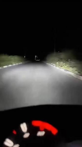 Motociclistas circulam sem iluminação traseira na estrada de Ceraíma e aumentam risco de acidentes.