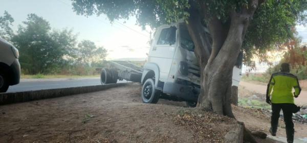 Motorista perde controle da direção e colide contra árvore em Guanambi.
