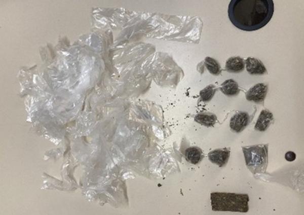 Mulher é presa por tráfico de drogas durante ação da PM em Guanambi.