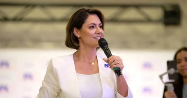Pesquisa revela que Michelle Bolsonaro é a mulher com mais poder no país, à frente de Janja, Dilma, Anitta e Virgínia.