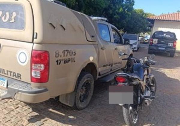 PM apreende motocicleta adulterada e com registro de furto durante patrulhamento em Guanambi.
