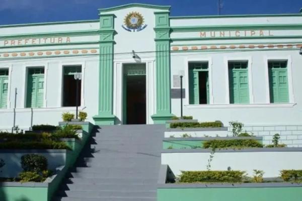 Prefeitura de Riacho de Santana diz que adotou medidas antes de liminar do TCM sobre contratos advocatícios.