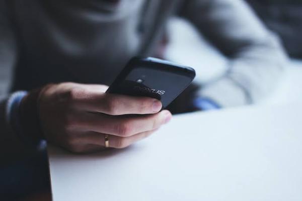 Professor tem prejuízo de R$ 8 mil após criminoso acessar celular em Palmas de Monte Alto.