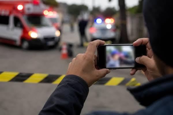 Senado aprova projeto que criminaliza registro e compartilhamento de imagens de cadáveres sem autorização.