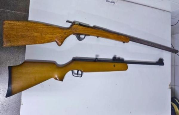Suspeito abandona armas e escapa durante ação policial na zona rural de Guanambi.