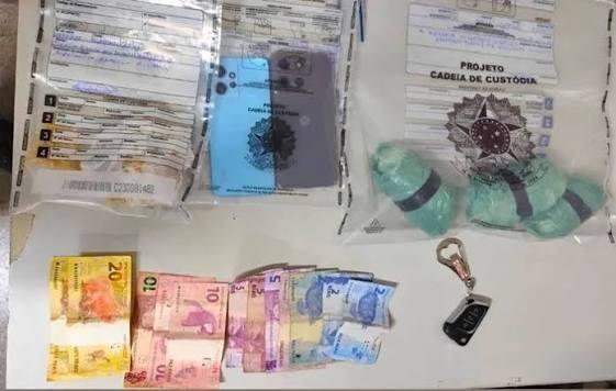 Suspeito de tráfico é preso pela RONDESP durante operação em Caetité.