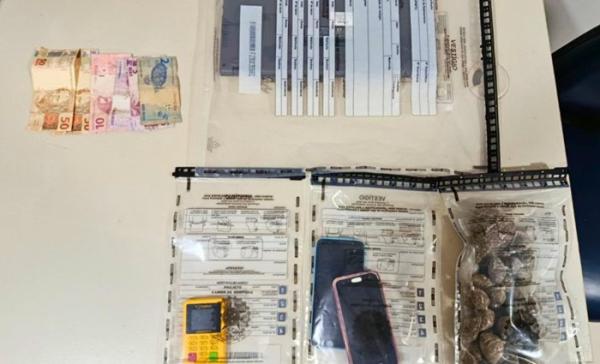 Suspeito é preso com drogas e diversos materiais durante operação policial em Riacho de Santana.