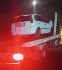 Veículo abandonado às margens da BA-938 é removido para o pátio do Detran em Guanambi.