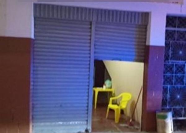 Ex-companheiro ameaça mulher com faca e tenta entrar à força em comércio no Centro de Guanambi.