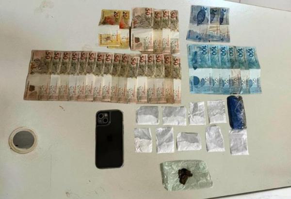 Abordagem por som alto termina com apreensão de drogas e mais de R$ 1,6 mil em Riacho de Santana.