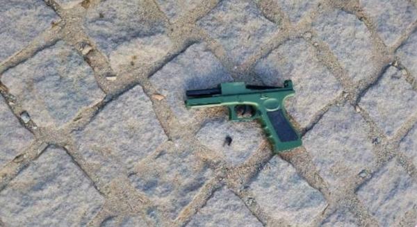 Briga por suposto relacionamento termina com pistola falsa apreendida em Guanambi.