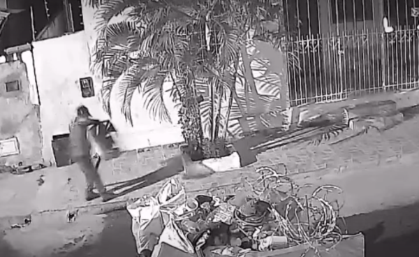 Câmera de segurança registra homem retirando lixeira de rua e levando objeto em carrinho de mão em Guanambi.