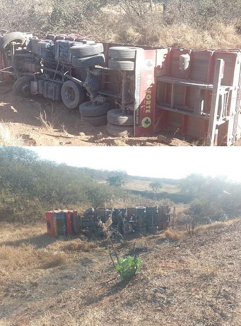 Carreta carregada com sal sai da pista e tomba às margens da BR-030 em Malhada.