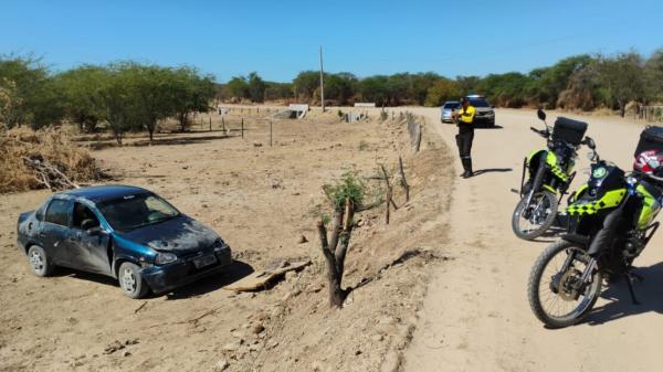 Dois idosos ficam feridos após carro sair da pista e cair em ribanceira em Guanambi.