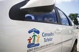 Duas crianças são encontradas sozinhas e trancadas dentro de casa em Guanambi.