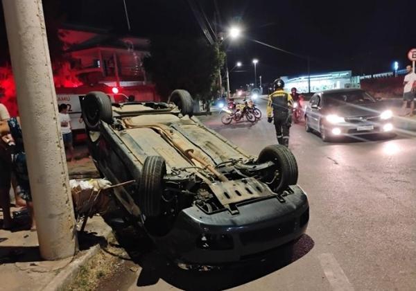Duas pessoas ficam feridas após carro capotar no bairro Santo Antônio, em Guanambi.