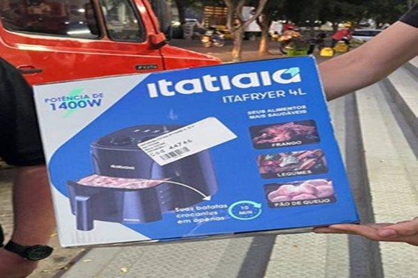 Dupla chega de moto e furta air fryer de comércio em Guanambi.