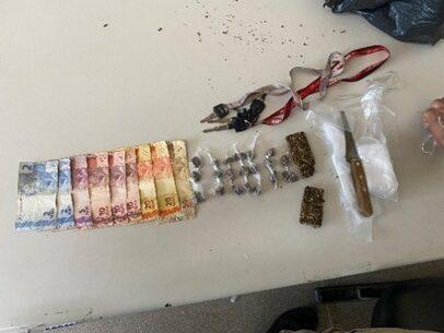 Jovem de 18 anos é preso com drogas e outros materiais durante abordagem em Guanambi.