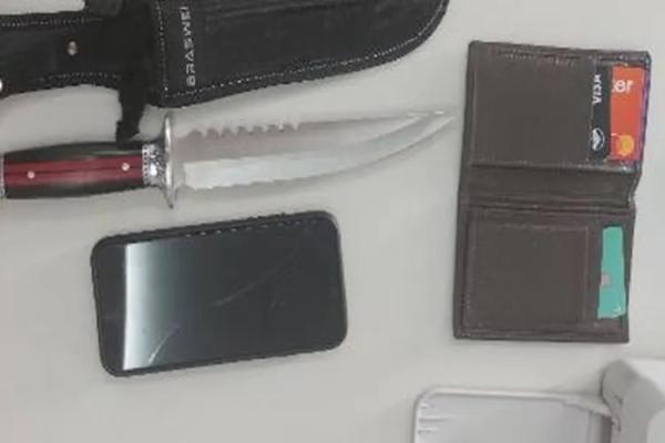 Jovem de 18 anos se tranca em comércio para fugir de ex-namorado de 20, armado com faca em Guanambi.
