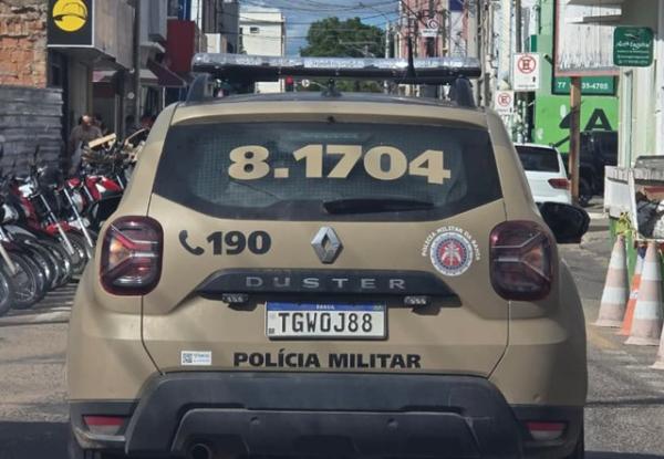 Jovem é detido após arrombar trailer e furtar doces no bairro Deus Dará, em Guanambi.