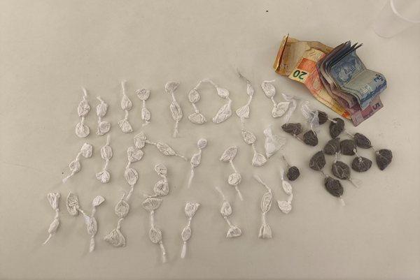 Jovem é detido após PM encontrar cocaína, maconha e dinheiro em residência de Licínio de Almeida.