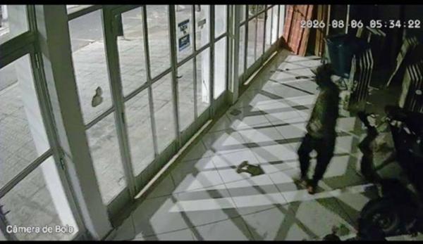 Ladrão invade loja de materiais de construção e pratica furto em Guanambi.