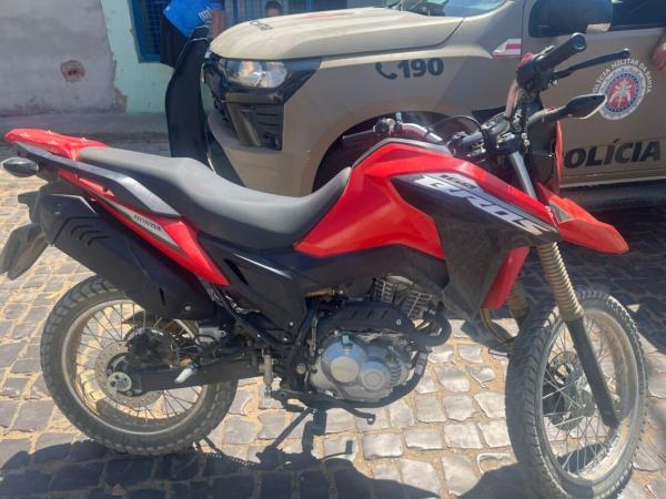 Moto é furtada enquanto dono cuidava de gado é recuperada horas depois em Carinhanha.