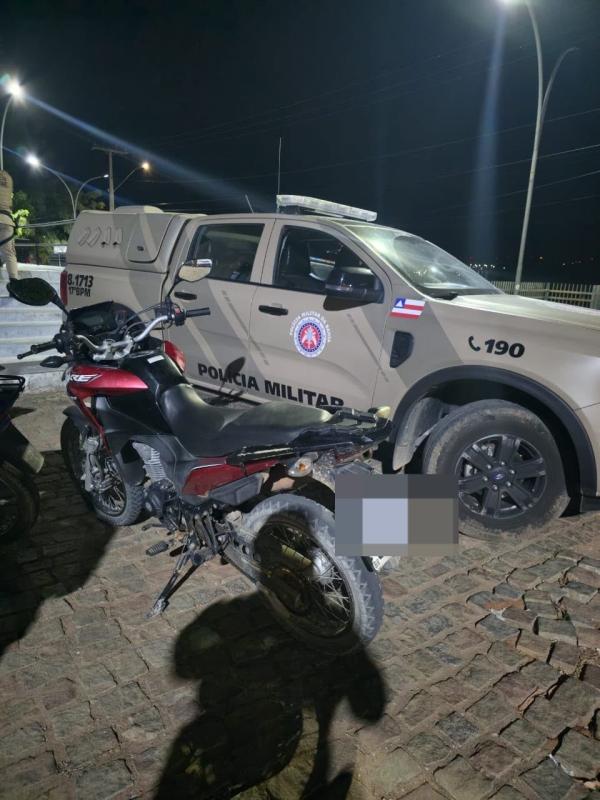 Motocicleta com suspeita de adulteração é apreendida pela PM em Guanambi.