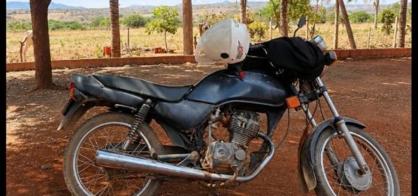 Motocicleta é furtada após ser estacionada no Centro de Pindaí.