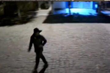 Motocicleta é levada de frente de casa durante a noite em Candiba.