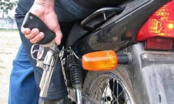 Motorista é rendido por assaltante armado e perde R$ 80 mil na BA-573, em Riacho de Santana.