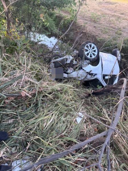Motorista fica ferido após tentar desviar de cachorro e capotar carro na BR-030, em Guanambi.