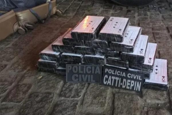 Mulher é presa com 26 kg de cocaína em ônibus durante ação da Polícia Civil em Vitória da Conquista.