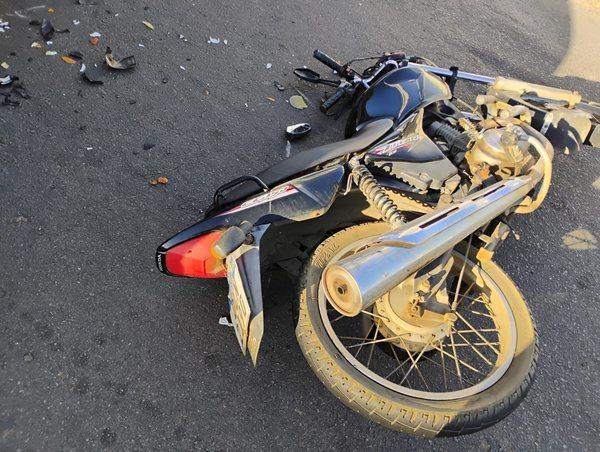 Mulher fica ferida em acidente envolvendo moto e caminhonete em Guanambi.