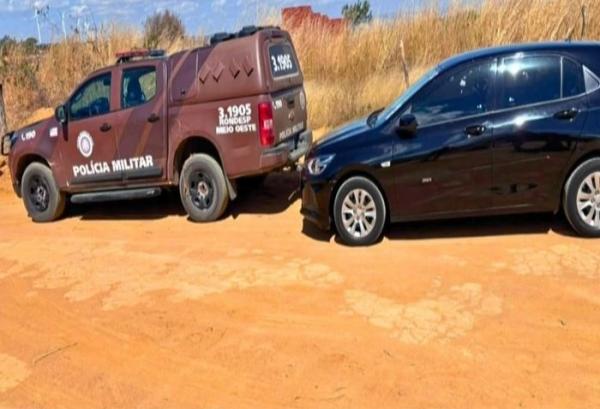 Policiais da RONDESP recuperam carro roubado após motorista ser feito refém em Guanambi.