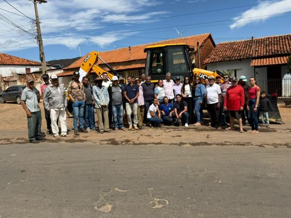 Prefeitura de Pindaí entrega retroescavadeira para atender Guirapá e regiões vizinhas.