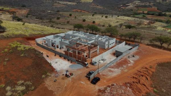 Prefeitura de Pindaí executa obras em diversos setores na sede, distritos e zona rural.