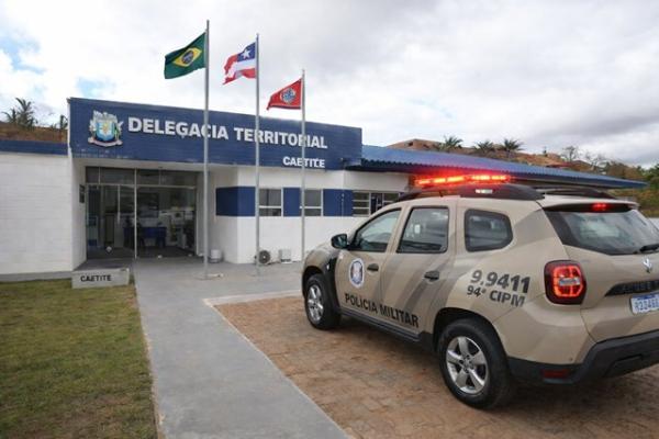 Procurado por tráfico e roubo é preso pela PM após reconhecimento facial em Caetité.