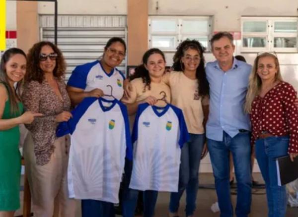 Sebastião Laranjeiras distribui novos fardamentos para alunos da rede municipal.