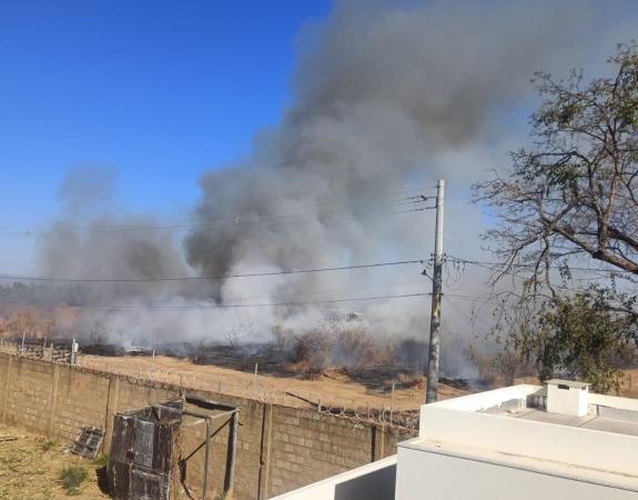 Secretaria de Meio Ambiente de Guanambi multa proprietário flagrado ateando fogo em lote.