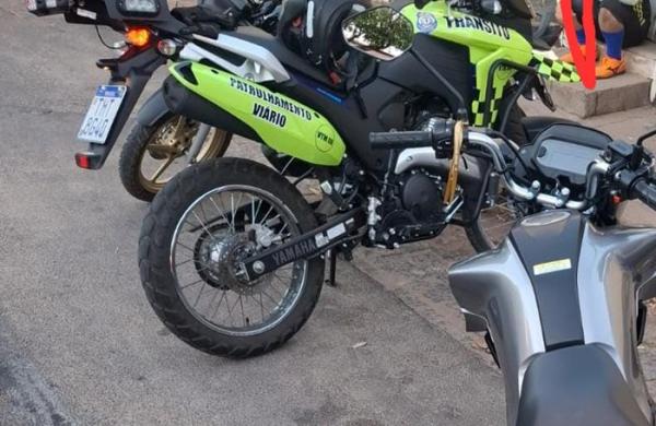 Acidente envolvendo motocicleta deixa adolescente ferida e condutor de 17 anos é apresentado à polícia em Guanambi.