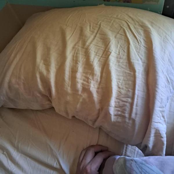 Adolescente de 14 anos deixa travesseiros na cama para sair de casa sem ser percebida em Candiba.