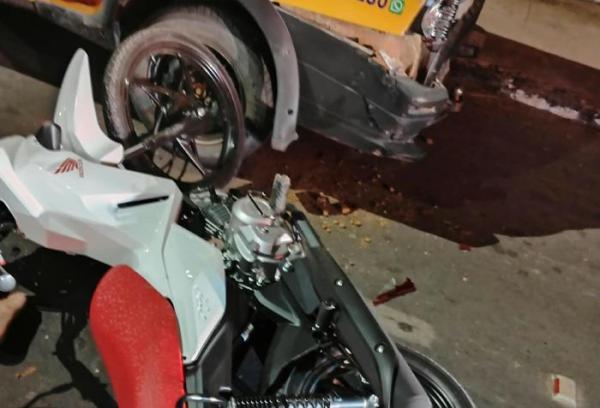 Adolescente de 15 anos fica ferida após colidir moto contra carro estacionado em Guanambi.