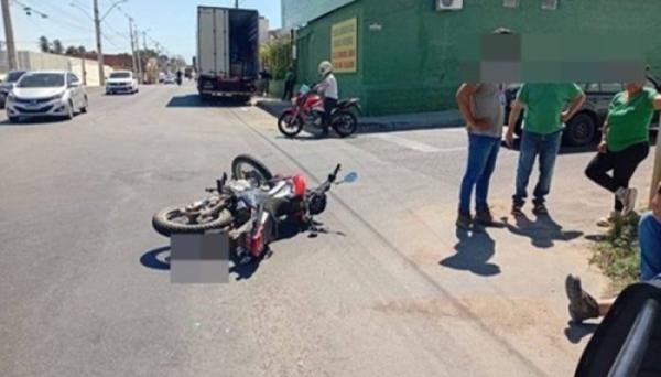 Batida entre Hilux e motocicleta acontece em cruzamento de Guanambi.