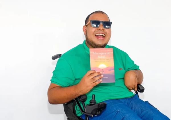 Cadeirante de Nova Itarana supera desafios e lança segundo livro motivacional.
